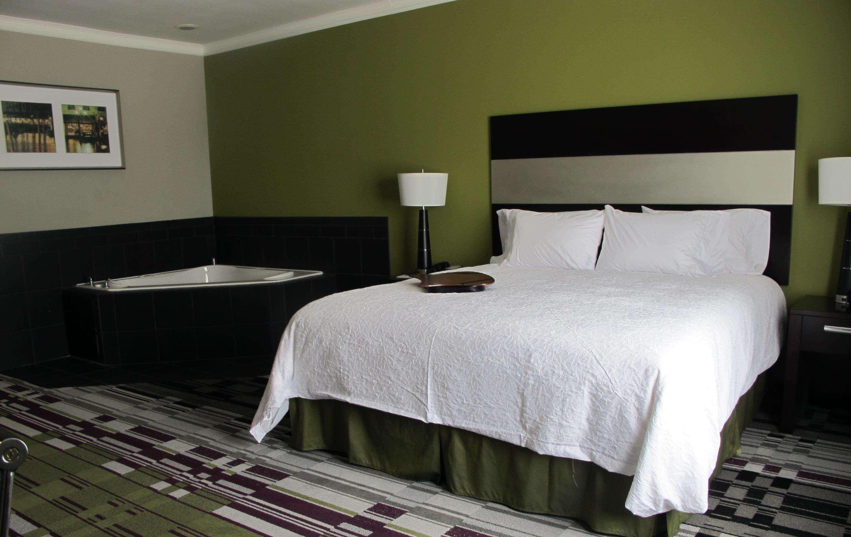 Hampton Inn By Hilton Leesville Fort Johnson Room photo